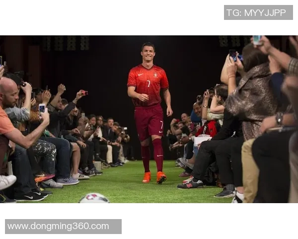 足球巨星C罗化身老年人展现人生智慧与足球情怀